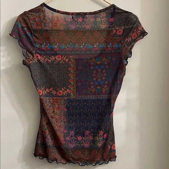 NATURAL LIFE DEVON MESH SHORT SLEEVE TOP IN VINTAGE PATCHWORK PRINT SMALL - Picture 4 of 4